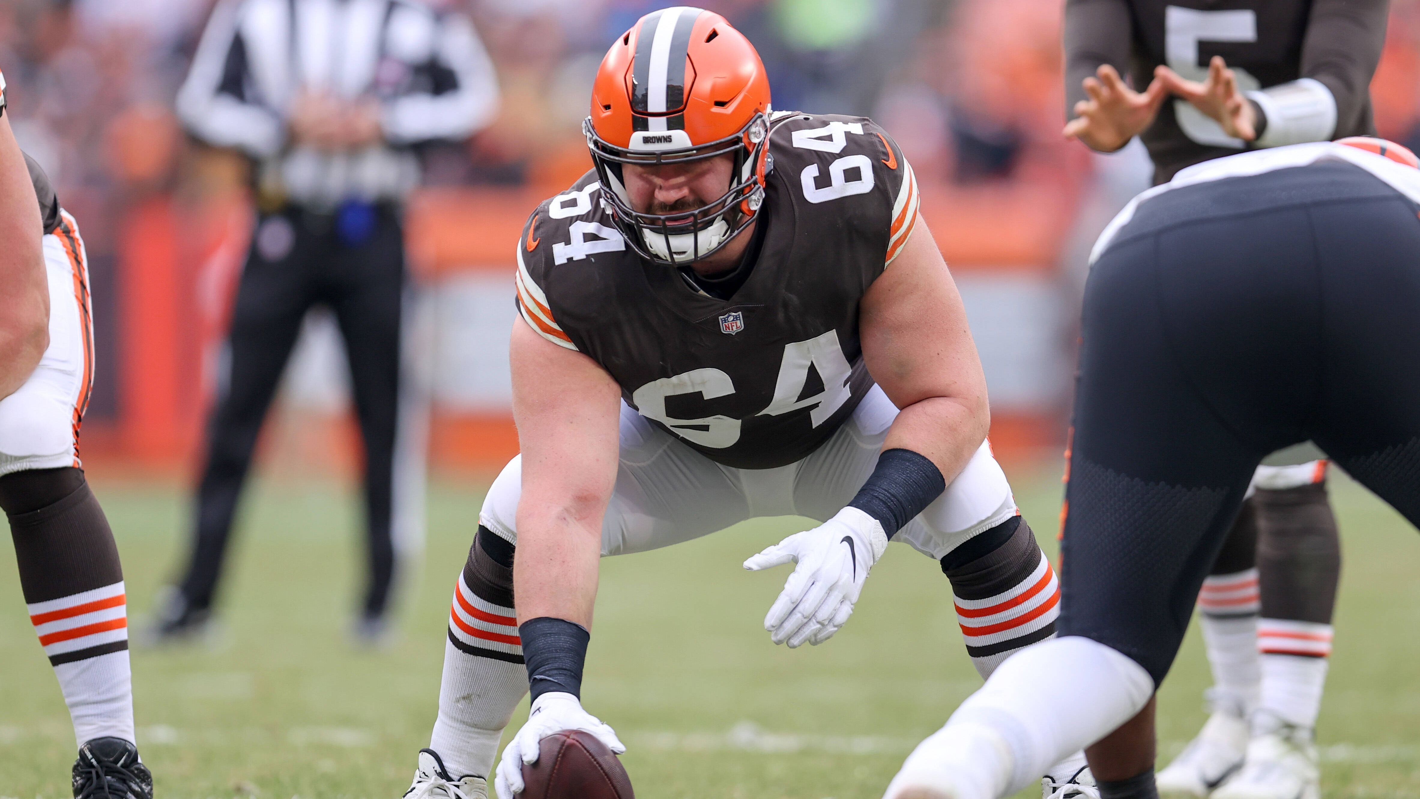 
                <strong>J.C. Tretter </strong><br>
                Auf der Position des Centers ist mit J.C. Tretter noch immer ein erfahrener Mann auf dem Markt. In seinen fünf Jahren bei den Cleveland Browns verpasste er nur ein einziges Spiel, stand ansonsten bei jedem Snap der Offensive auf dem Feld. Der 31-Jährige hat zudem noch einige Jahre im Tank und gilt auch abseits des Platzes als Leader. Seit 2020 ist Tretter Vorsitzender der Spielergewerkschaft NFLPA.
              