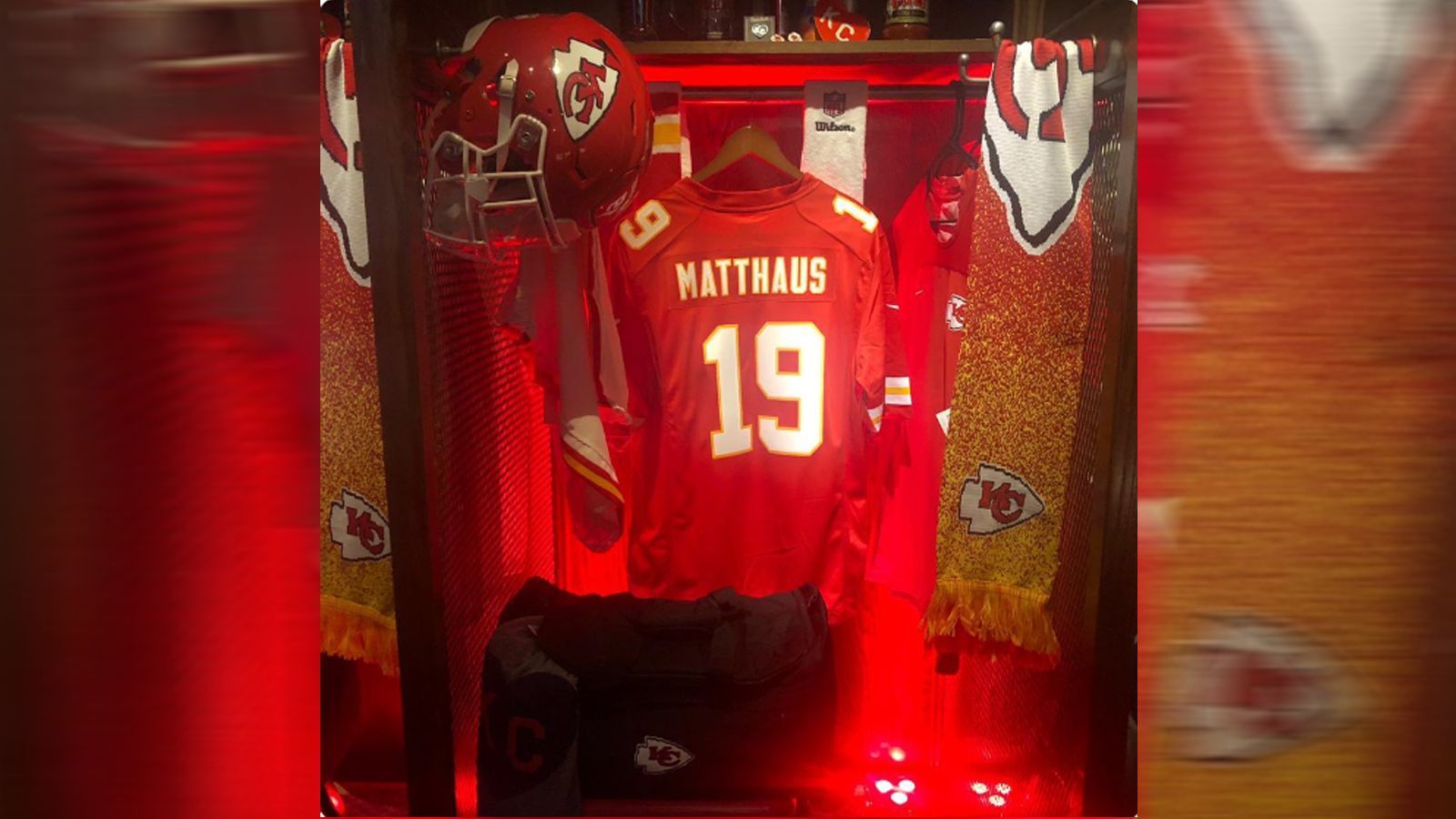 
                <strong>Lothar Matthäus (Kansas City Chiefs)</strong><br>
                Die Chiefs haben einen weiteren prominenten Anhänger aus Deutschland! Kein geringerer als Rekord-Nationalspieler Lothar Matthäus präsentiert auf Twitter ein Trikot der Chiefs inklusive seinem Namen und der Rückennummer 19. 
              