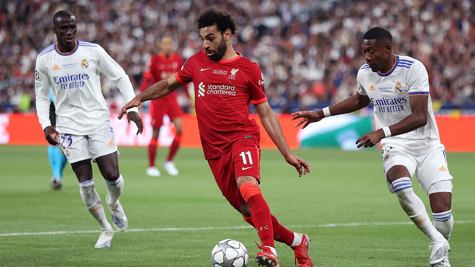 
                <strong>Rechter Flügelstürmer: Mohamed Salah (FC Liverpool)</strong><br>
                Im Finale der Champions League versuchte er es wieder und wieder - aber letztlich vergeblich. Mohamed Salah konnte die "offene Rechnung", die er mit Real Madrid seit dem verlorenen Endspiel 2018 hat, nicht begleichen. Dennoch spielte der Ägypter eine starke Saison und sicherte sich, zusammen mit Heung-Min Son, die Torjägerkanone der Premier League.
              