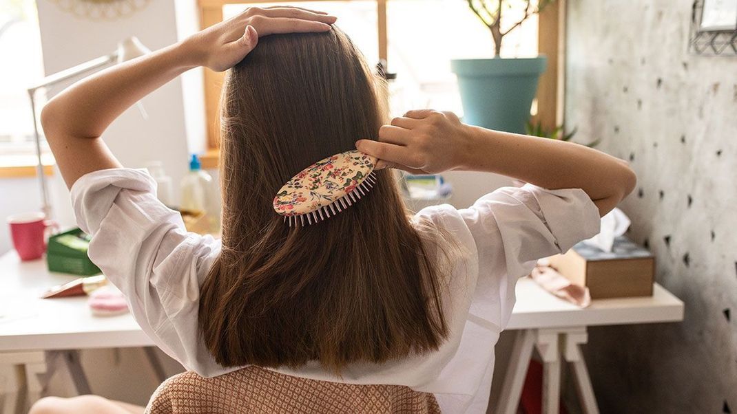 Von Kokosöl, Bürsten und Haare waschen – wir verraten euch die Beauty-Hacks, die bei Haarspliss wirklich helfen und diesen vorbeugen!
