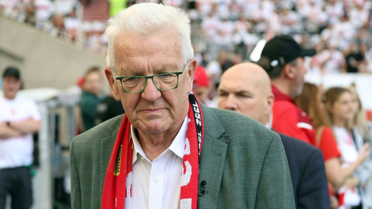 Winfried Kretschmann mit VfB-Schal