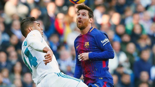 
                <strong>Lionel Messi</strong><br>
                Erst abgemeldet, durch die enge Manndeckung von Reals Kovacic, der "La Pulga" immer auf dem Platz defensiv begleitet. Dann ein genialer Moment in der 31. Minute, als Messi mit einem hohen Steilpass Paulinho in Szene setzt – fast das Führungstor! Kurz vor der Halbzeit mit einer schönen Flanke auf Paulinho – wieder Navas zur Stelle. In Halbzeit eins jedoch ohne eigenen Torschuss. In Halbzeit zwei dann mit mehr Spielanteilen und Ballbesitz. Dribbelt in der 64. Minute halb Madrid schwindelig und legt zwei Mal klasse auf Suarez ab, der das Tor verpasst. Einen Abstauber von kann Carvajal nur per Hand parieren – Elfmeter. Messi mit seinem ersten Schuss – 2:0! Sicher verwandelt. Legt in der Nachspielzeit per Sololauf das 3:0 auf. Führt Barca zum Sieg. Glänzt insgesamt im Clasico, in dem er andere glänzen lässt. ran-Note: 1
              