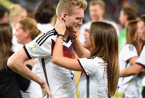 
                <strong>Montana feiert ihren Helden</strong><br>
                "Du hast es geschafft!" Montana Yorke freut sich mit ihrem Andre über den Titelgewinn.
              