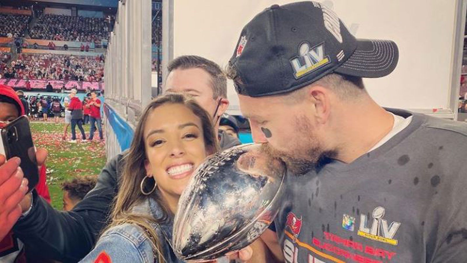 
                <strong>Cameron Brate</strong><br>
                
              