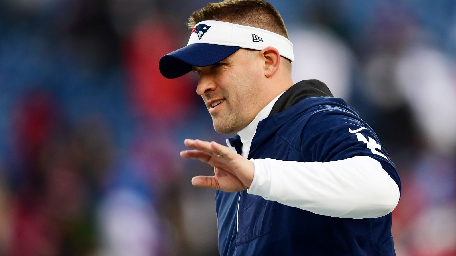 
                <strong>Offensive Coordinator</strong><br>
                Josh McDaniels (Foto) war bis auf ein Intermezzo als Head Coach der Denver Broncos (2009-2011) seit 2001 durchgehend bei den Patriots. Seit 2012 war er Offensive Coordinator und Quarterback Coach in Personalunion. Nun, nach dem Abgang von Tom Brady, gibt McDaniels zweiteres an einen neuen Mann ab. Neu ist auch McDaniels' Assistant Coach Tyler Hughes, der seine erste Saison überhaupt in einem NFL-Trainerstab absolviert.
              