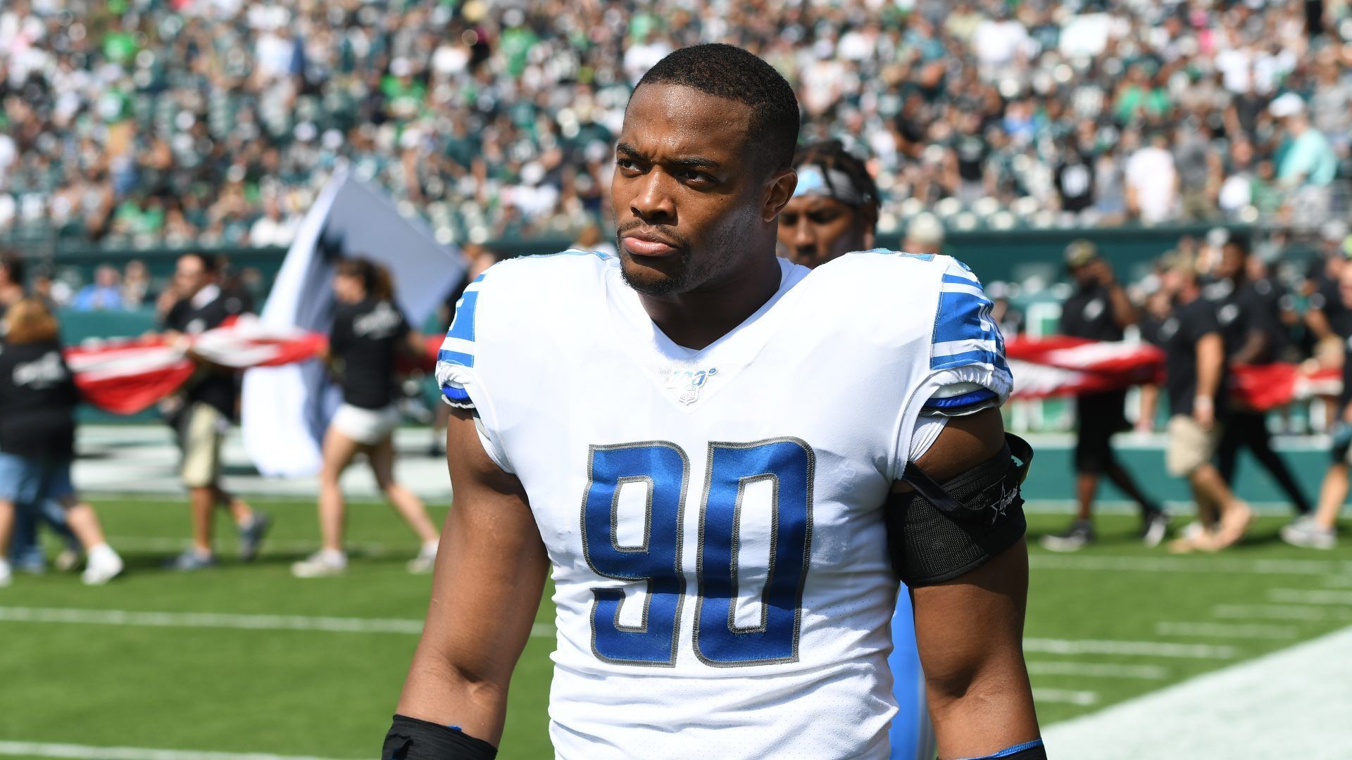 
                <strong>Trey Flowers (Detroit Lions) </strong><br>
                Obwohl Trey Flowers der womöglich beste Spieler im gesamten Kader der Detroit Lions ist, könnten die Zeichen schon in diesem Sommer auf Trennung stehen. Nach dem Abgang von Matthew Stafford befindet sich das Team aus Michigan ohnehin im Komplett-Umbruch und will mit jungen Spielern eine entwicklungsfähige Mannschaft für die mittelfristige Zukunft zusammenstellen. Der 27-jährige Flowers könnte daher im besten Football-Alter den Wunsch äußern, zu einem Team mit höheren Ambitionen wechseln zu wollen. Bietet ein Team genügend Gegenwert, könnten ihn die Lions nach dem 1. Juni mit lediglich 5 Millionen US-Dollar Dead Cap abgeben. Da Flowers in den kommenden beiden Saisons über 10 Prozent des gesamten Cap Space der Lions verbrauchen würde und die Lions ab dem kommenden Jahr in der Free Agency attackieren dürften, ist der finanzielle Aspekt hier nicht außer Acht zu lassen. 
              