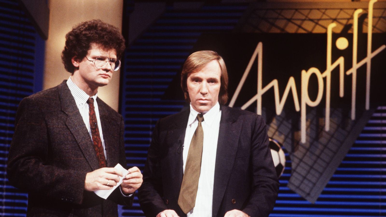 
                <strong>Anpfiff bei "RTL"</strong><br>
                In der Saison 1988/89 ersteigerte der Kölner Privatsender "RTL" die alleinigen Übertragungsrechte für 40 Millionen Mark. "ARD" und "ZDF" hatten das Nachsehen. Der "Spiegel" beklagte "italienische Verhältnisse". "Deutschlands beliebteste, regelmäßig ausgestrahlte Sportsendung ist in Gefahr", hieß es. Tatsächlich ersetzte "Anpfiff – Die Fußballshow" mit Moderator Uli Potofski die "Sportschau" als wichtigstes Bundesliga-Format. 
              