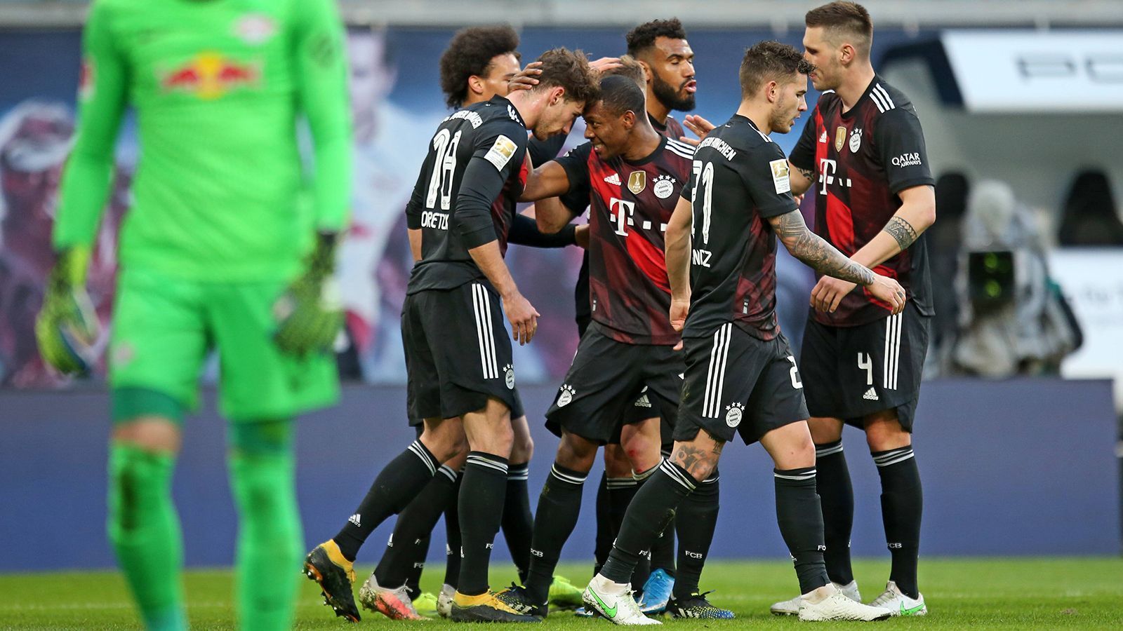 
                <strong>FC Bayern München – Paris Saint-Germain (Hinspiel 7. April/Rückspiel 13. April)</strong><br>
                Schon in der Runde der letzten Acht kommt es zur Neuauflage des letztjährigen Finals. Im August siegten die Bayern mit 1:0 – und würden wohl auch am Mittwoch als Favorit in die Paarung gehen, wenn sich nicht Weltfußballer Robert Lewandowski auf der jüngsten Länderspielreise am Knie verletzt hätte. Sicher fehlen wird der Pole den Münchnern im Hinspiel, auch für das Rückspiel muss der FCB wohl ohne seinen wichtigsten Offensivspieler planen und im Angriff improvisieren. Abgesehen davon gehen die Münchner jedoch mit dem Selbstvertrauen aus dem gewonnenen Spitzenspiel gegen Verfolger Leipzig, das die deutsche Meisterschaft wohl zugunsten des FCB entschied, in die Partien gegen Paris. Pünktlich zur Crunchtime der Saison scheint sich auch die lange wacklige Abwehr des Rekordmeisters stabilisiert zu haben. Die Bayern also langsam aber sicher wieder im Henkel-Pott-Modus?
              