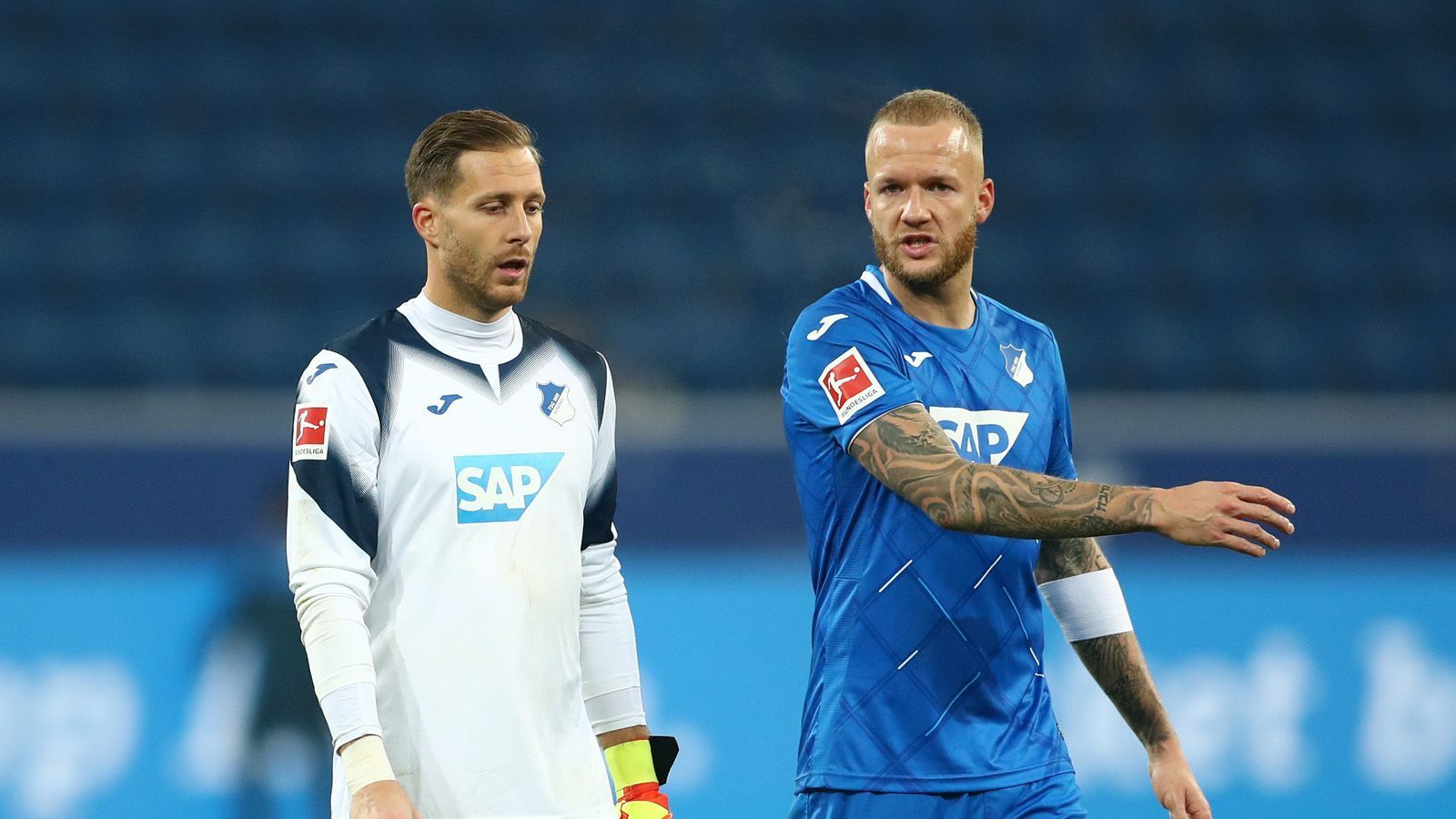 
                <strong>TSG Hoffenheim</strong><br>
                Bei der TSG reisten Robert Zulj, Joshua Brenet und Philipp Ochs nicht mit ins Trainingslager an die Costa del Sol. "Alle drei können mit der sportlichen Situation natürlich nicht zufrieden sein und streben eine Veränderung an", sagte Sportchef Alexander Rosen dem "kicker". Ein weiterer potentieller Abgang: Ex-Kapitän Kevin Vogt (rechts im Bild). Der Innenverteidiger gab zum Ende der Hinrunde seine Spielführer-Binde ab und stand im letzten Spiel nicht im Kader.
              