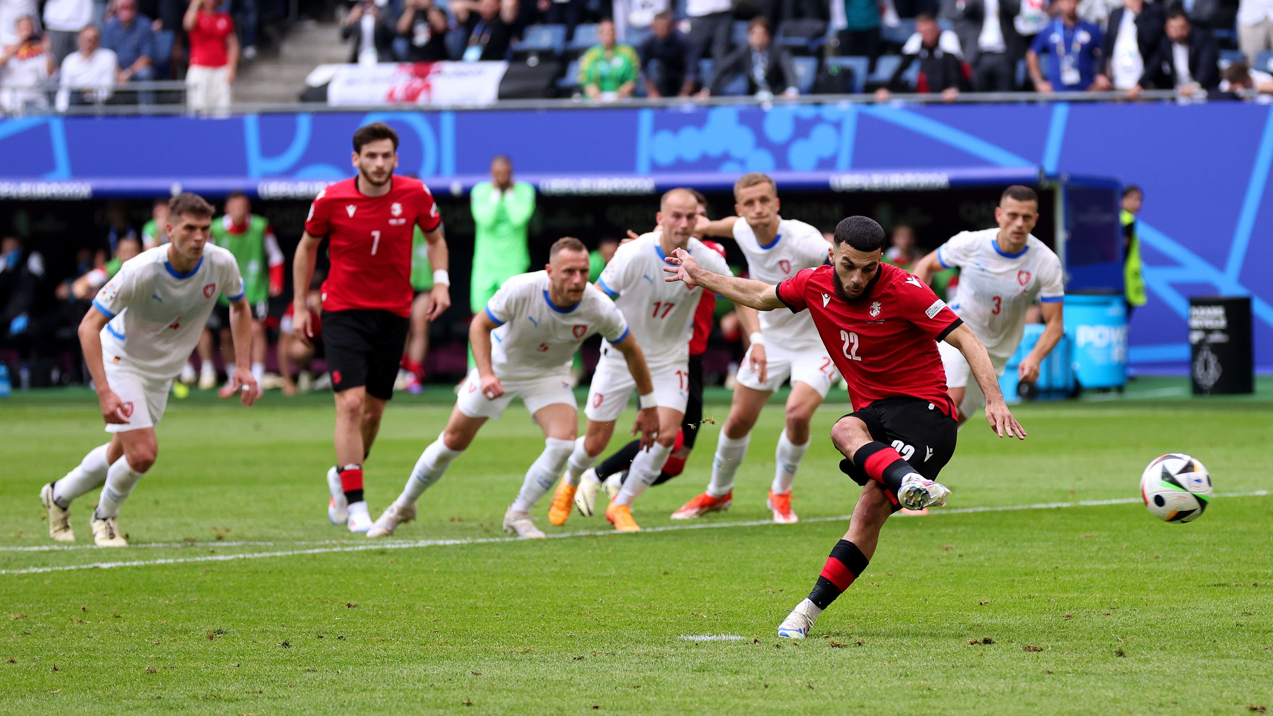 <strong>Mikautadze trifft schon wieder</strong><br>Zunächst gingen die Georgier in Hamburg durch ein Elfmetertor von  <br>Georges Mikautadze&nbsp;in Führung. Für den Stürmer von Ligue-1-Absteiger Metz war es bereits das zweite Tor bei der EM-Endrunde 2024. Auch in der Auftaktpartie gegen die Türkei traf er schon für Georgien.&nbsp;