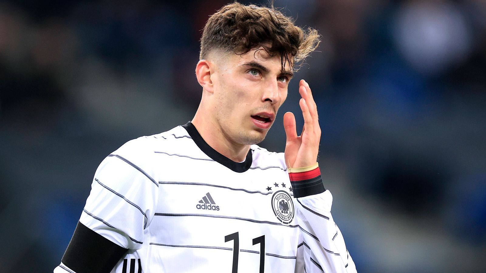 
                <strong>Kai Havertz (FC Chelsea)</strong><br>
                Werners ehemaliger Teamkollege Kai Havertz hat beim FC Chelsea unter Thomas Tuchel regelmäßig auf der Neun gespielt. Im Tempospiel hat Havertz zwar gegen Werner das Nachsehen, doch seine Größe, Beidfüßigkeit und hohe Spielintelligenz bereichern das Offensivspiel einer jeden Mannschaft. Das Ausnahmetalent ist aber eigentlich gelernter offensiver Mittelfeldspieler - und dürfte dort unter dem neuen Chelsea-Trainer Graham Potter auch häufiger zum Einsatz kommen. Ein klassischer Neuner wäre also auch er nicht. Ob Flick ihn aufgrund seines Talents dennoch vorne reinwirft?
              