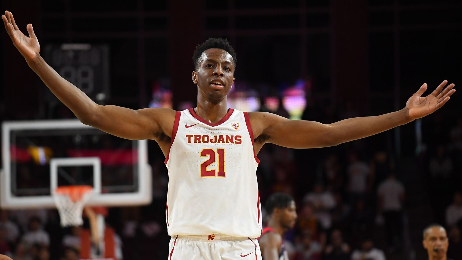 
                <strong>6. Pick - Atlanta Hawks: Onyeka Okongwu, C</strong><br>
                Einen starken Verteidiger holen sich auch die Atlanta Hawks, allerdings auf der Center-Position. Der 19-jährige Onyeka Okongwu von der University of Southern California (USC) ist ein hervorragender Shot Blocker, der den eigenen Korb beschützen kann. Offensiv ist sein Spiel allerdings noch etwas unausgereift.
              