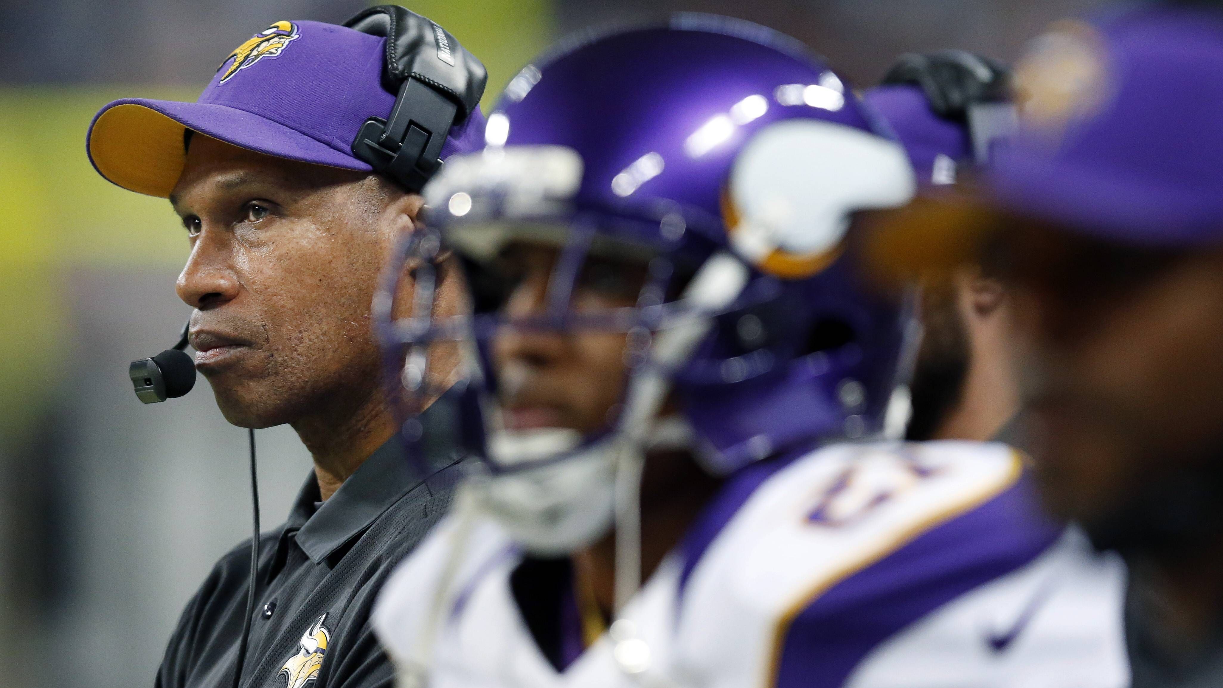 <strong>Leslie Frazier (Vikings, 2010-2013)<br></strong>Im Folgejahr war für die sich im Umbruch befindlichen Vikings nichts zu holen, 2012 wurde es aber besser. Mit einer 10:6-Bilanz zog Minnesota in die Playoffs ein, hatte in der Wild Card Round beim 10:24 gegen die Packers allerdings das Nachsehen. 2013 enttäuschten die Vikings und holten lediglich fünf Siege, gleichbedeutend mit Fraziers Aus.