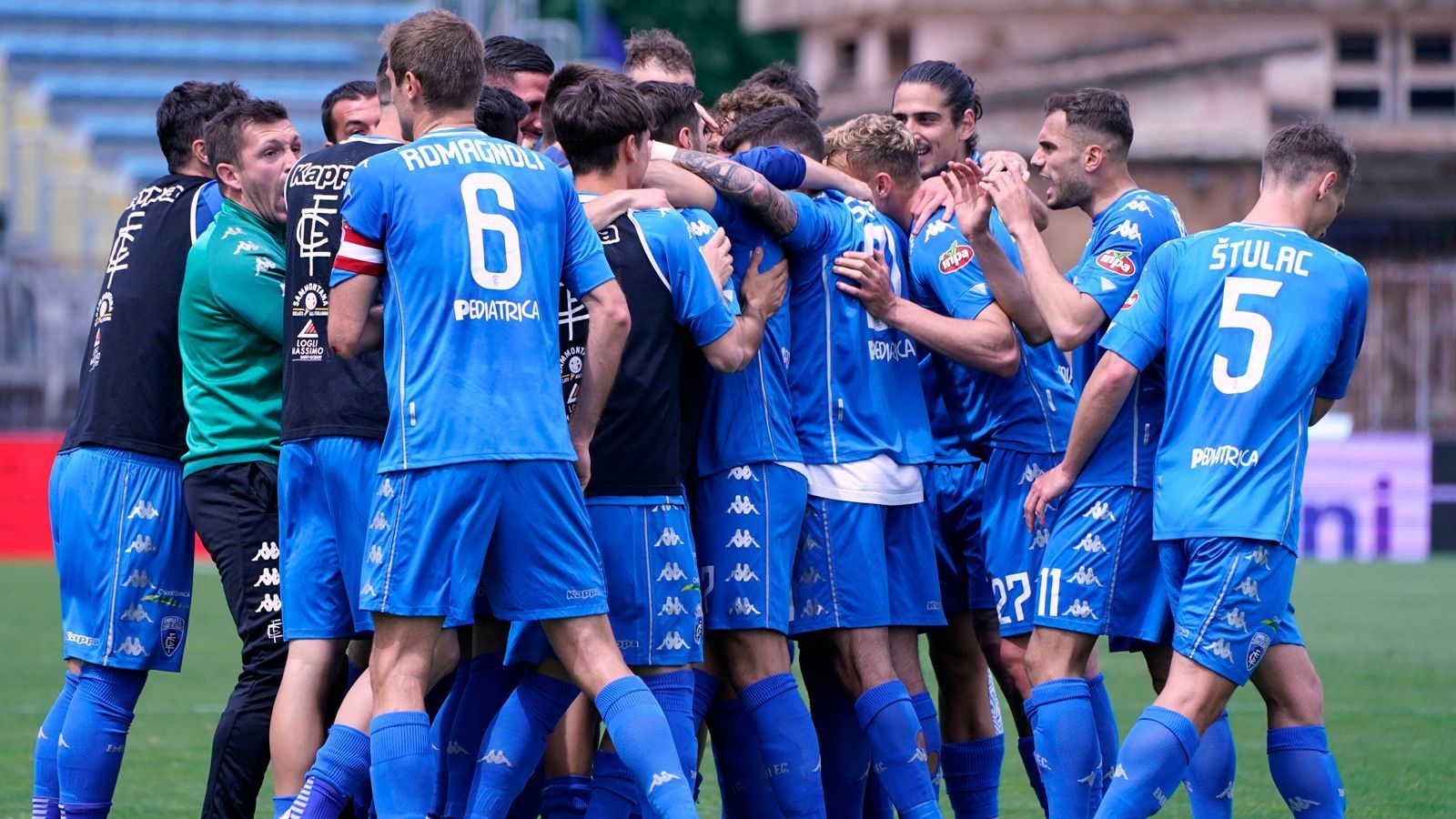 
                <strong>FC Empoli (Italien)</strong><br>
                Am 36. Spieltag der italienischen Serie B gingen beim FC Empoli die Emotionen hoch. Durch einen überzeugenden 4:0-Sieg gegen Cosenza schaffte der Klub aus der Toskana nach zwei Jahren die Rückkehr in die Serie A. Damit wird Empoli seinem Ruf als Fahrstuhl-Team zwischen Serie A und Serie B einmal mehr gerecht. Alleine in den zurückliegenden 20 Jahren schaffte Empoli fünf Mal den Aufstieg in die Serie A. Architekt des jüngsten Aufstiegs ist der 41 Jahre alte Trainer Alessio Dionisi, der zuvor als Spieler sowie auch als Trainer in Italien immer nur unterklassig aktiv war.
              