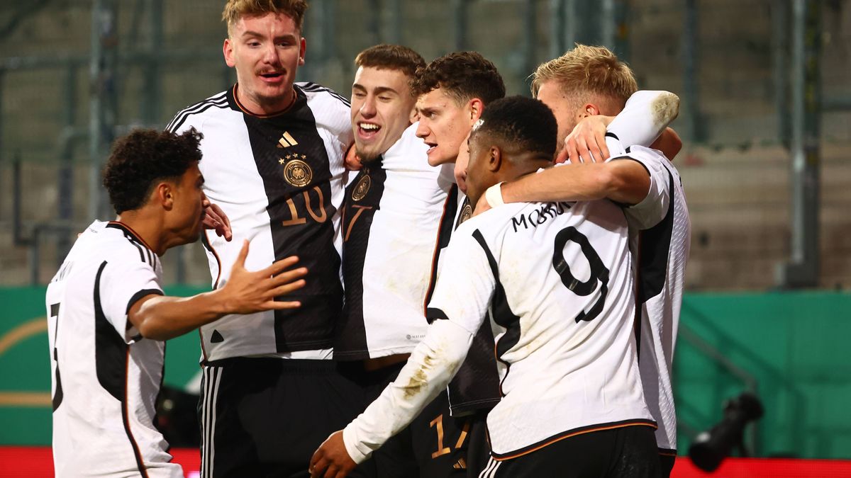 Deutsche Spieler feiern das Tor zum 1:1 gegen Polen, von links: Nathaniel Brown (Deutschland), Nick Woltemade (Deutschland), Brajan Gruda (Deutschland), Eric Martel (Deutschland), Youssoufa Moukoko...