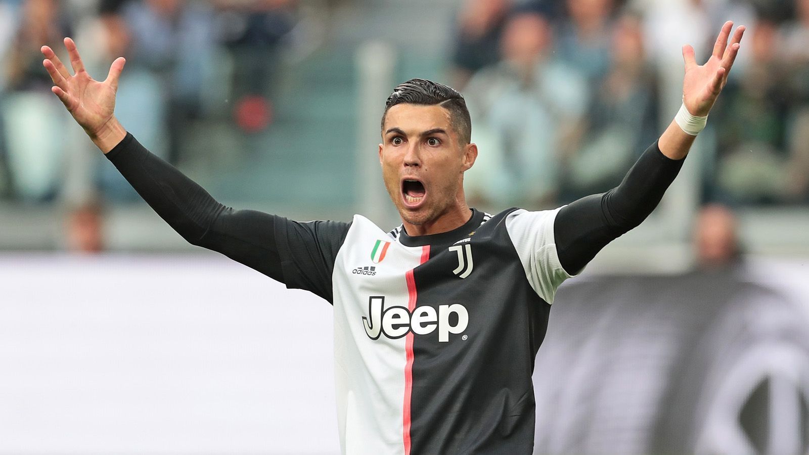 
                <strong>Angriff: Cristiano Ronaldo</strong><br>
                Verein: Juventus TurinNationalität: PortugalRonaldo war außerdem als "Spieler des Jahres" nominiert.
              