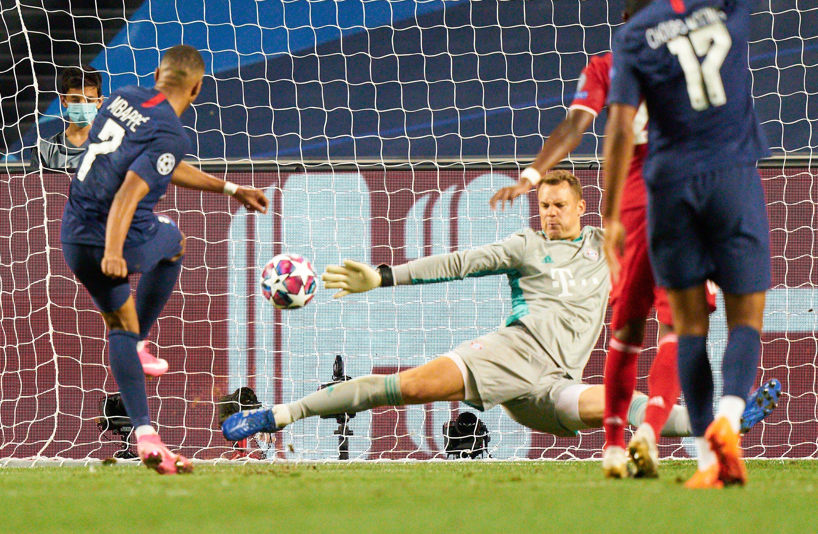 
                <strong>Europas Torhüter des Jahres: Manuel Neuer</strong><br>
                Neuer hatte schon nach dem Supercup angedeutet, dass er nicht damit rechnet, zu Europas Fußballer des Jahres gewählt zu werden. "Ich hab da so eine Ahnung", hatte der Bayern-Kapitän gesagt: "Ich glaube nicht, dass der Torwart das wird." Bei der Auszeichnung zu Europas Torhüter des Jahres konnte ihm Stürmer-Kollege Lewandowski aber nicht dazwischen funken. Mit einigen Weltklasse-Paraden beim Champions-League-Turnier in Lissabon hatte Neuer entscheidenden Anteil am Triumph seiner Mannschaft. Der 34-Jährige setzt sich bei der Wahl gegen Keylor Navas von Paris Saint-Germain und Jan Oblak von Atletico Madrid durch. 
              