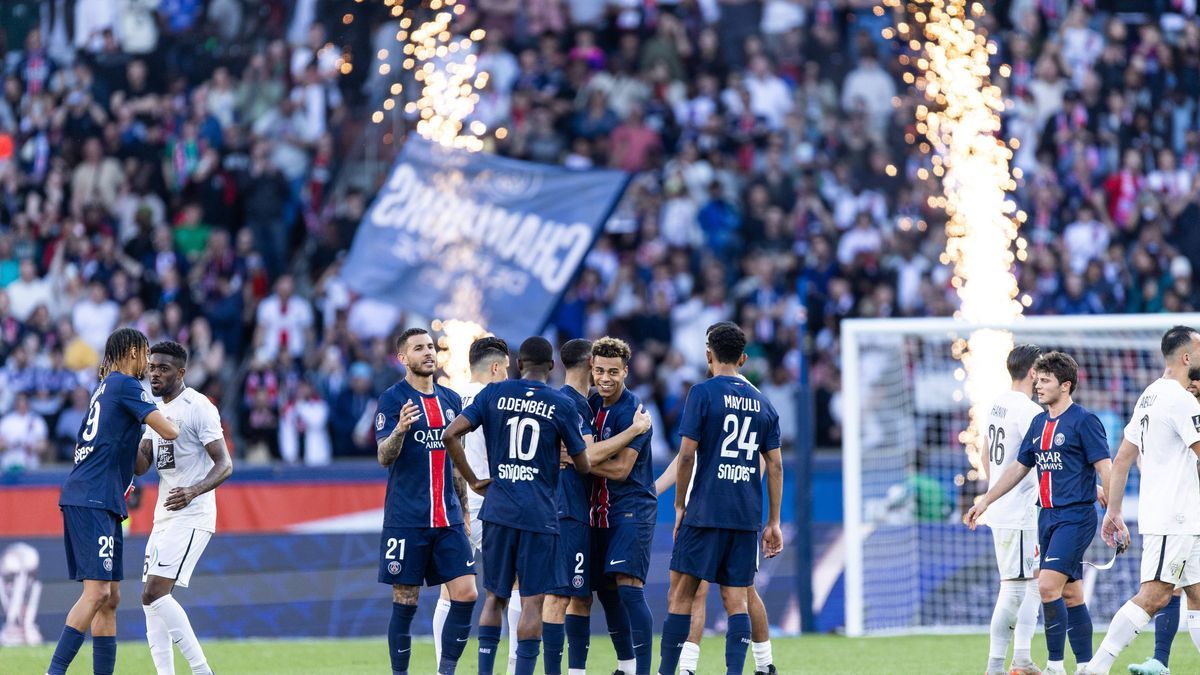 Paris Saint-Germain FC v Angers SCO - Ligue 1 McDonald s Paris Saint-Germain players celebrate winning the match and the French championship title after the French L1 football match between Paris S...