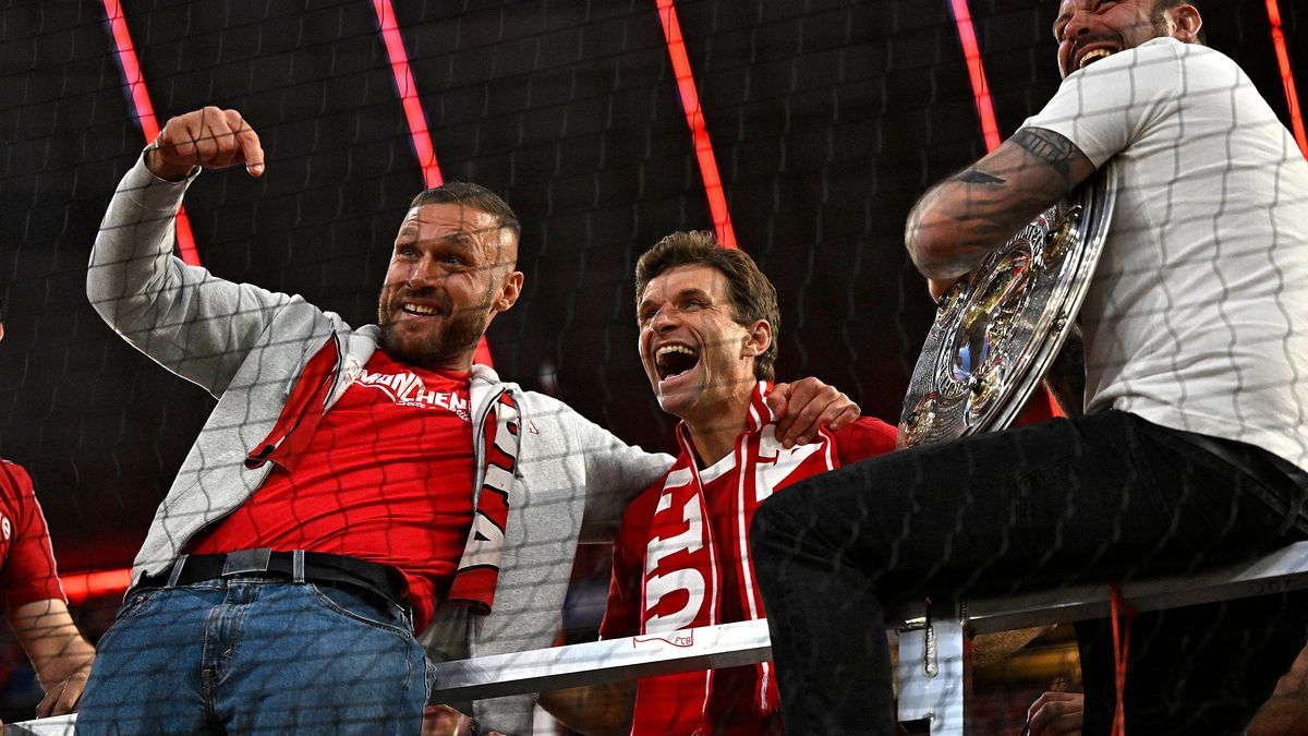 10.05.2025, Fussball 1. Bundesliga 2024 2025, 33. Spieltag, FC Bayern München - Borussia Mönchengladbach, in der Allianz-Arena München. der FC Bayern Feiert den Gewinn der Deutschen Meisterschaft, ...