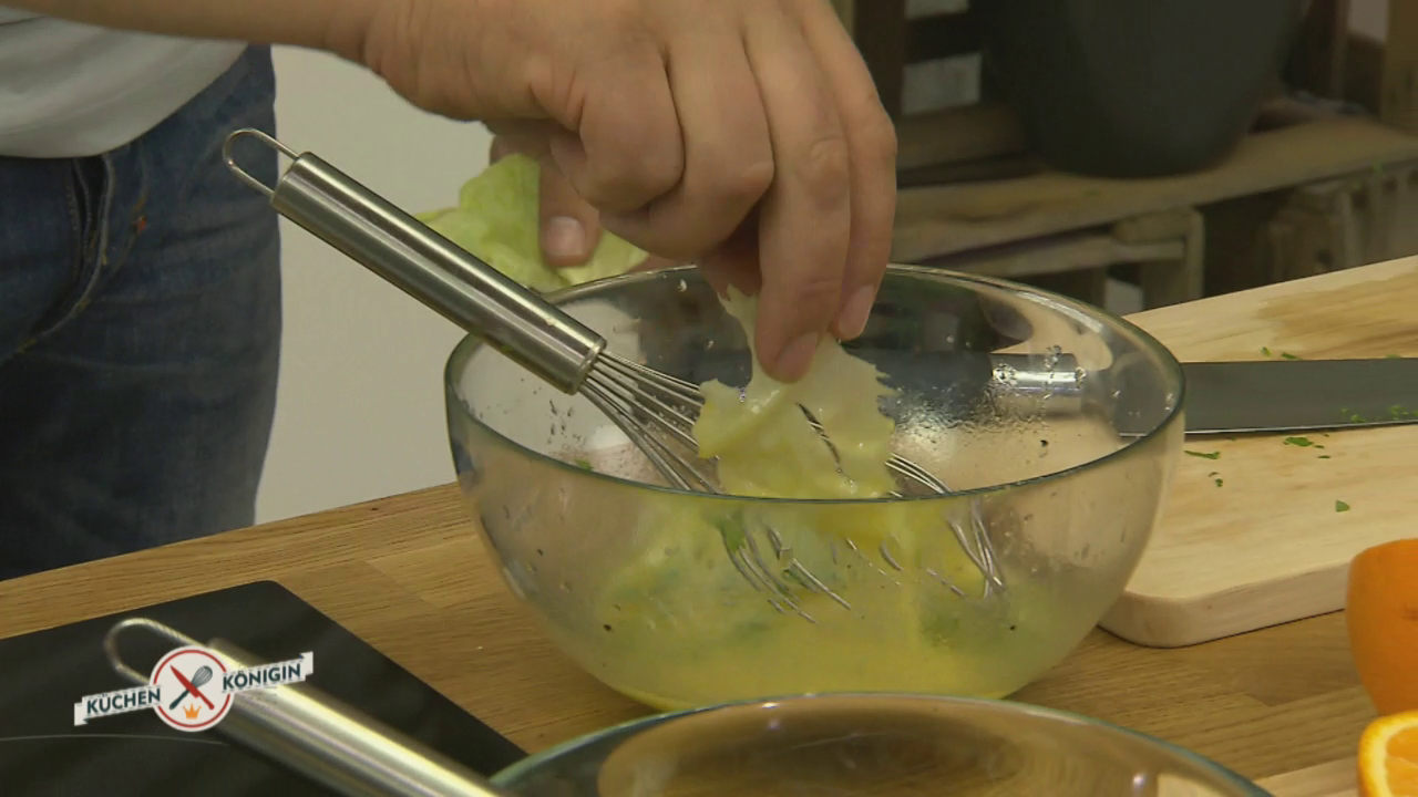 Küchenkönigin: Mike Süsser richtet leckere Salatdressings an.