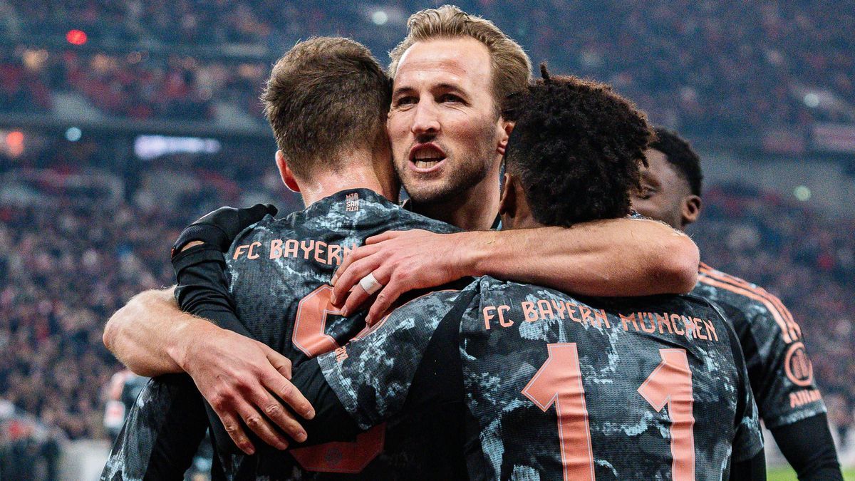 28.02.2025, VfB Stuttgart vs. FC Bayern München, 1. Bundesliga, 24. Spieltag Tor zum 1:2 durch Leon Goretzka (FC Bayern Muenchen, 8) hier der Jubel mit Harry Kane (FC Bayern Muenchen, 9) und Kingsl...
