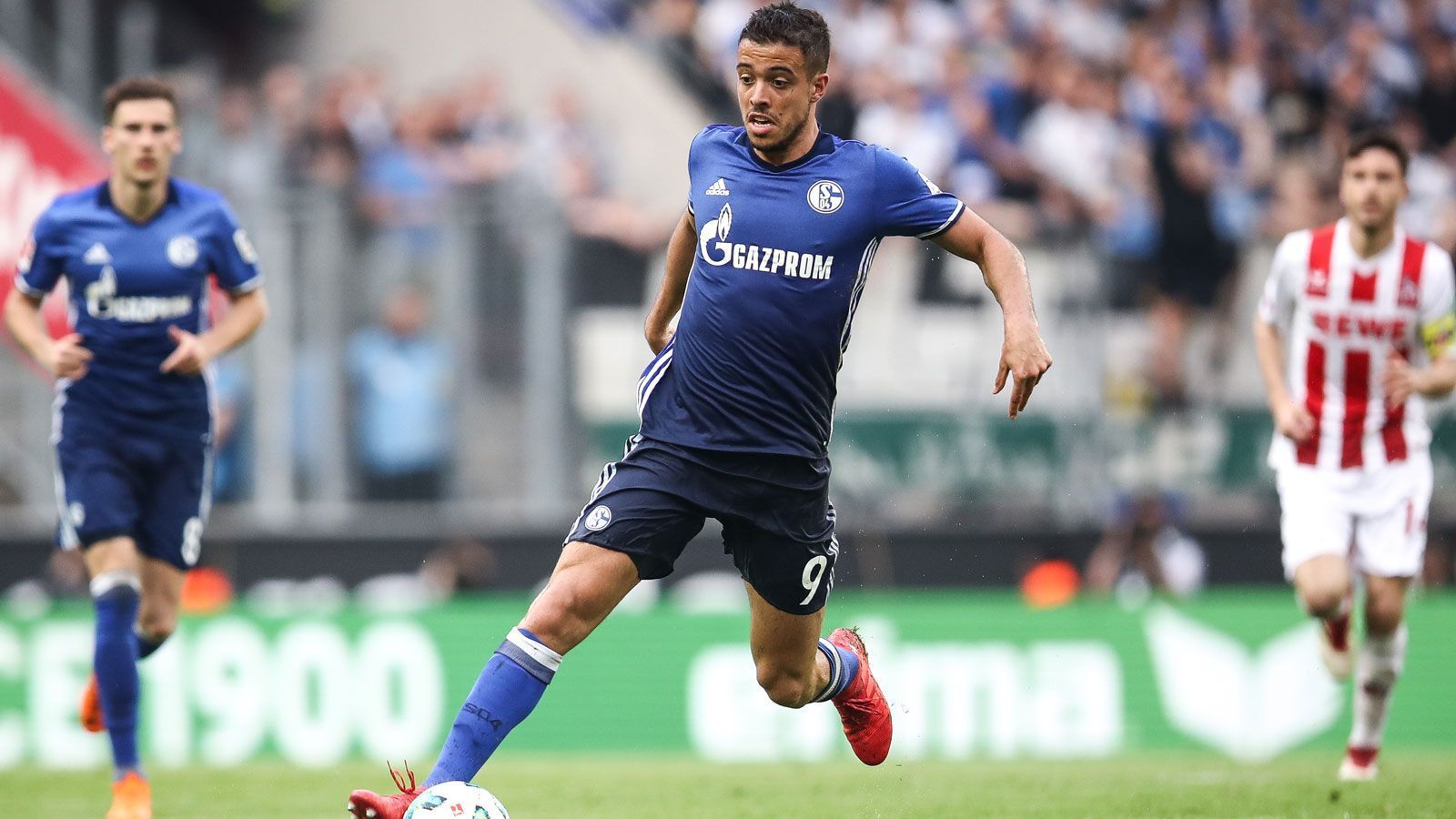 
                <strong>Rechter Angreifer: Franco di Santo</strong><br>
                Nach seiner stärksten Saison mit 14 Treffern nutzte Franco di Santo 2015 die Chance, um von Werder eine Preisklasse höher zu klettern. Doch bei Schalke entpuppte sich der Argentinier schnell als Fehlinvestition. Bezogen auf die Ablöse kostete jedes seiner zwölf Tore in den dreieinhalb Jahren 500.000 Euro. Das Schlimmste: Selbst von einigen der eigenen Fans wurde der Stürmer als Chancentod veralbert. Dass er trotzdem bis Januar 2019 blieb, war einzig dem Mangel an passenden Abnehmern geschuldet.
              