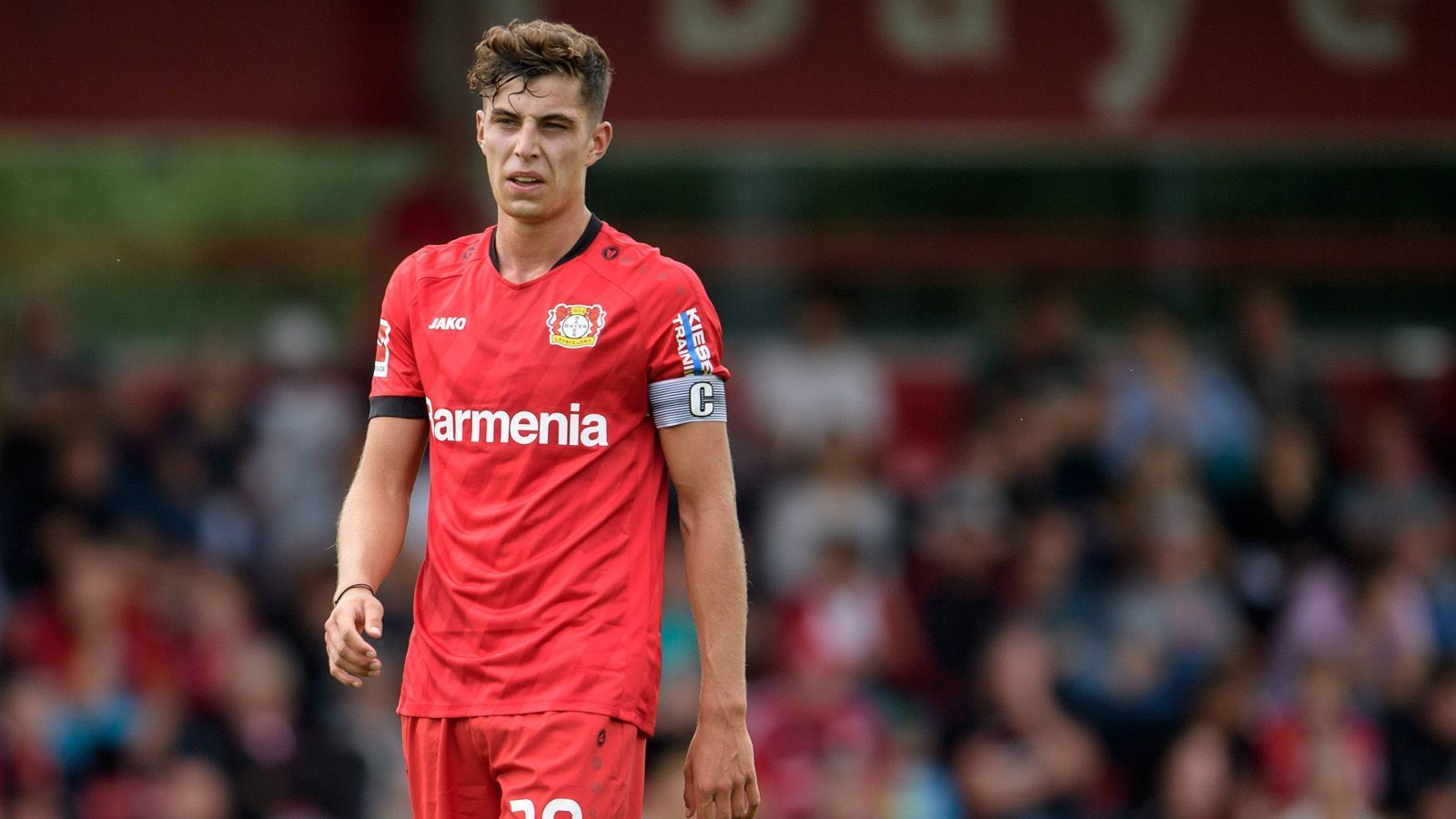 
                <strong>Bayer Leverkusen </strong><br>
                Die Werkself hat bislang nur das Heimtrikot präsentiert, welches im vergleich zur Vorsaison wieder komplett in rot ist. Schmale Diagonalstreifen in einem anderen Rotton auf der Brust, runden den Look von Havertz und Co. bei den Heimspielen ab.
              