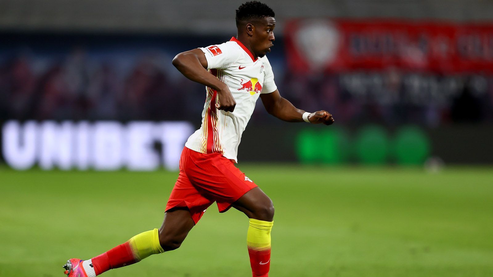 
                <strong>Nordi Mukiele (RB Leipzig)</strong><br>
                Nordi Mukiele soll auch auf dem Wunschzettel der Bayern stehen. Zumindest vermeldet das das spanische Portal "fichajes.net". Allerdings will der alte Leipzig- und neue Bayern-Trainer Julian Nagelsmann nach der Verpflichtung von Dayot Upamecano nicht weiter bei seinem Ex-Arbeitgeber wildern. Bayern-Fazit: geht nicht
              