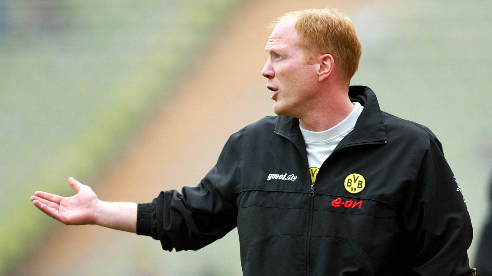 
                <strong>Matthias Sammer</strong><br>
                Matthias Sammer war damals bereits Wiederholungstäter - und erhielt vor allem deswegen auch vom DFB eine finanziell hohe Strafe. Sammer wurde 2002 im Spiel von Borussia Dortmund gegen den 1. FC Nürnberg in der Halbzeitpause nach Diskussionen von Schiedsrichter Markus Merk auf die Tribüne geschickt. Der DFB ermittelte in einem Einzelrichterverfahren wegen unsportlichen Verhaltens und brummte dem BVB-Coach eine Zahlung von 7.500 Euro auf. 
              