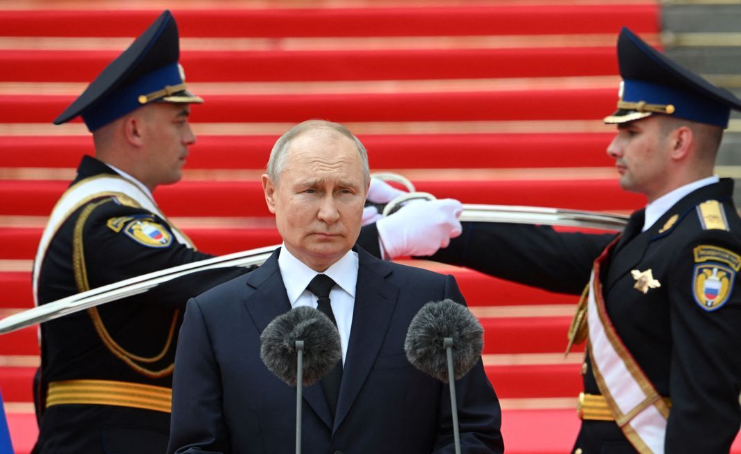 Russlands Machthaber Wladimir Putin bei einer Militärparade in Moskau