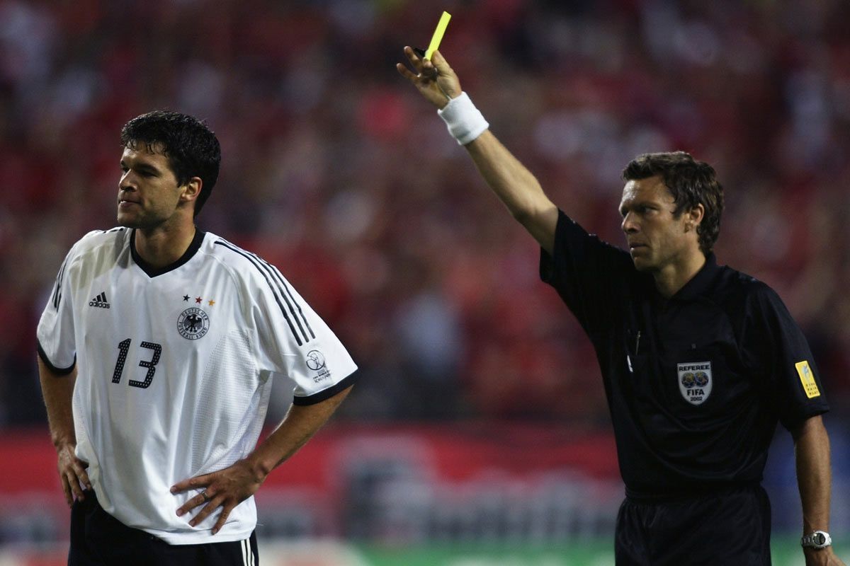 
                <strong>Michael Ballack</strong><br>
                Ein unvergessener Moment in der Karriere von Michael Ballack. Im WM-Habfinale gegen Südkorea 2002 erzielt der Mittelfeldspieler das entscheidende 1:0, begeht später ein taktisches Foul, sieht die Gelbe Karte und verpasst das Endspiel gegen Brasilien.
              