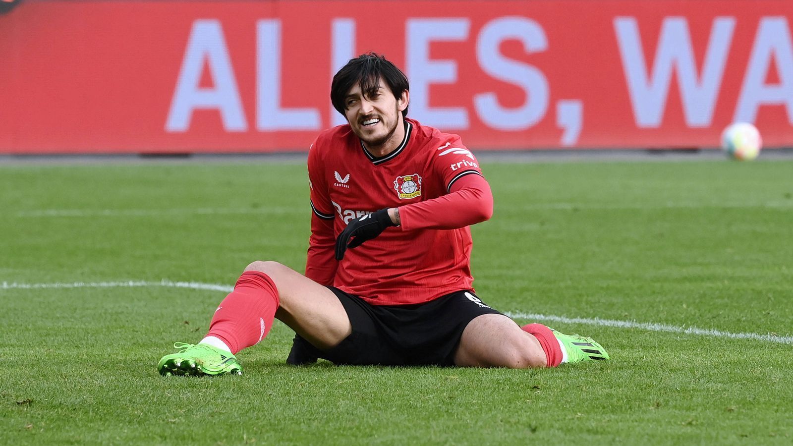 
                <strong>Sardar Azmoun (Bayer Leverkusen) </strong><br>
                Nach nur einem Jahr in der Bundesliga, könnte das "Abenteuer Leverkusen" für Sardar Azmoun schon wieder vorbei sein. Wie die "L'Equipe" berichtet, soll Bayer 04 mit Olympique Marseille über einen Transfer sprechen. Der Iraner konnte sich bei der "Werkself", auch aufgrund von Verletzungen, nie durchsetzen und konnte in 24 Partien nur einen Treffer verzeichnen. Trotzdem könnte Leverkusen mit Azmoun ein deutliches Transferplus gelingen. Im vergangenen Januar kostete der 28-Jährge "nur" 2,5 Millionen Euro. Nun soll Marseille bereit sein eine "hohe einstellige Summe" zu zahlen.
              