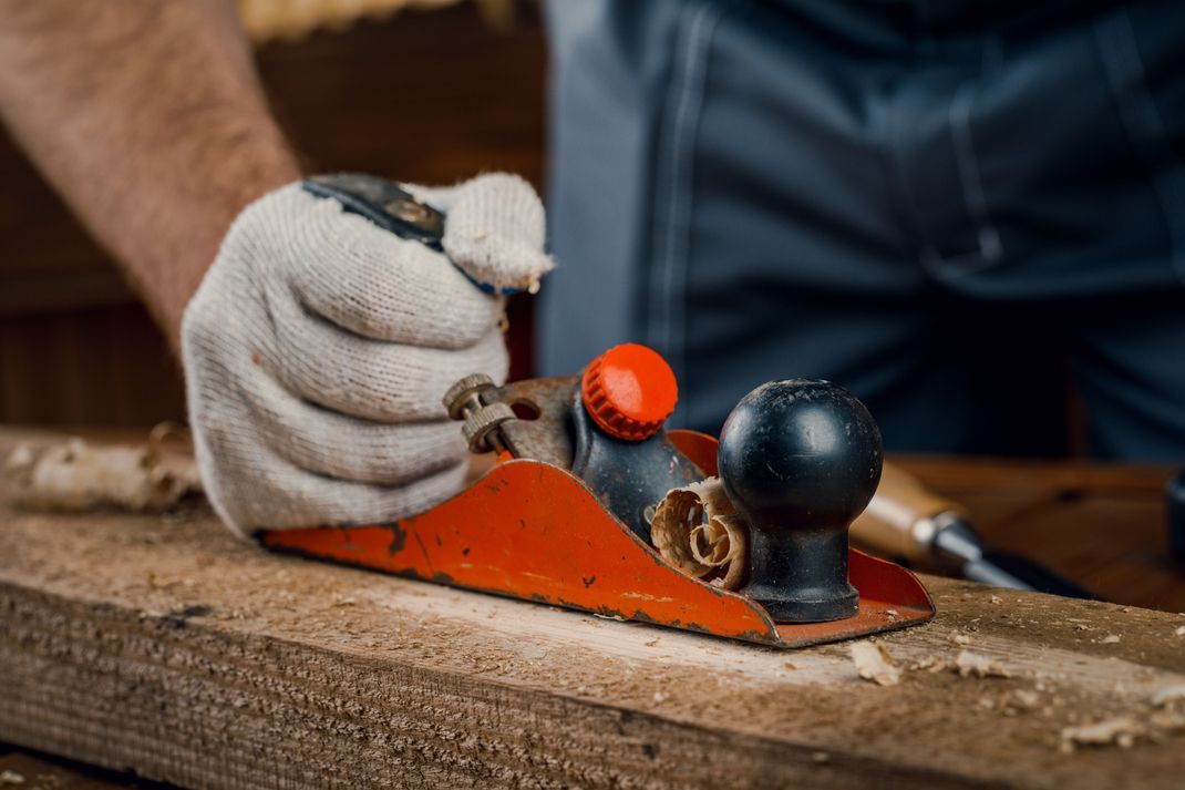 Der Hobel wird vor allem zum Glätten von Holz verwendet. Was Sie beim Gebrauch beachten sollten und wie sie exakte Ergebnisse erzielen, verraten wir Ihnen in diesem Ratgeber.