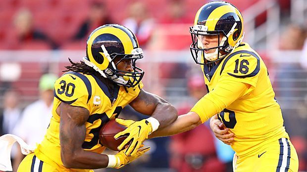 
                <strong>Los Angeles Rams</strong><br>
                Gründung: 1936Stadion: Los Angeles Memorial ColiseumSuper-Bowl-Siege: 1 (1999)Stars: Jared Goff (Quarterback), Todd Gurley II (Running Back)Besonderheit: Die Rams zogen 2016 aus St. Louis zurück nach Los Angeles, wo sie zuvor bereits 48 Jahre beheimatet waren.
              