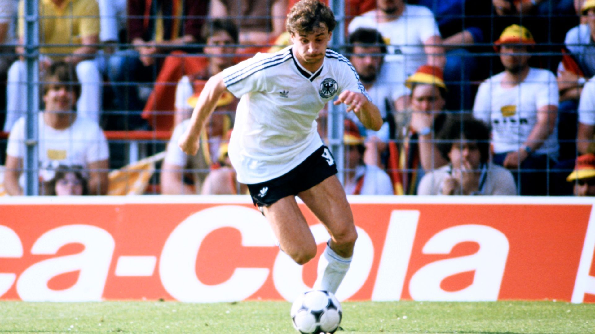 
                <strong>1982 - Rudi Völler (Deutschland)</strong><br>
                &#x2022; <strong>Anzahl der A-Länderspiele:</strong> 90<br>&#x2022; <strong>spätere Erfolge: </strong>Weltmeister 1990<br>
              