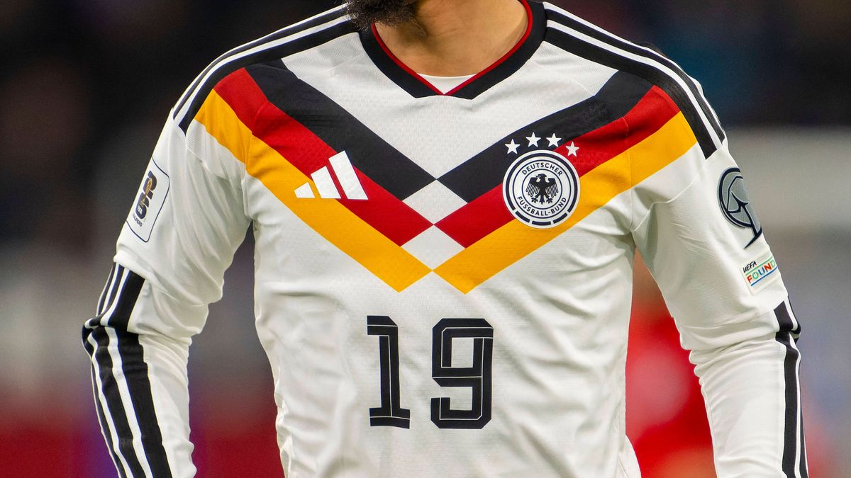 14.11.2025, Fussball WM-Qualifikation Europa 2025 26, 9.Spieltag, Luxemburg - Deutschland, im Stade de Luxembourg (Croix de Gasperich, Luxemburg), Leroy Sane (Deutschland) Trikot im Detail. Schwarz...