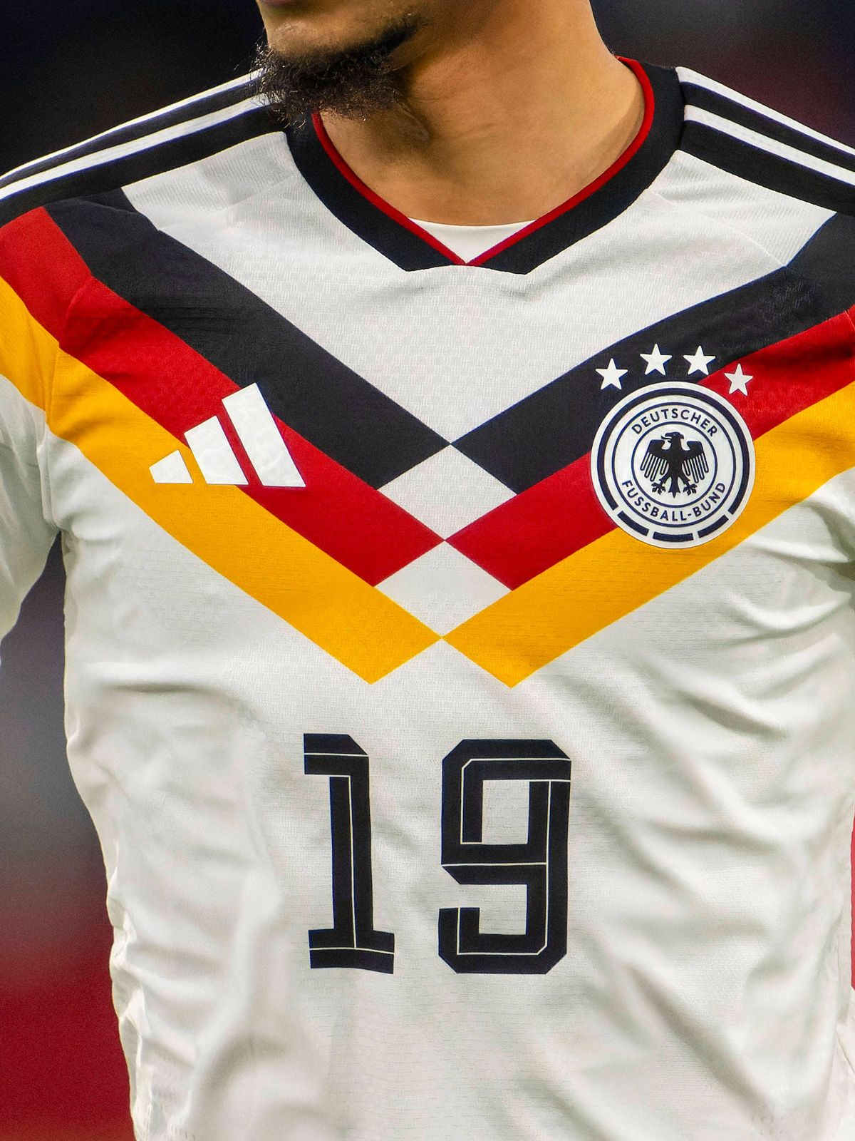 14.11.2025, Fussball WM-Qualifikation Europa 2025 26, 9.Spieltag, Luxemburg - Deutschland, im Stade de Luxembourg (Croix de Gasperich, Luxemburg), Leroy Sane (Deutschland) Trikot im Detail. Schwarz...