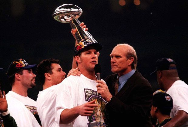 
                <strong>Super-Bowl-Gewinn 1997</strong><br>
                Nach vier Saisons bei den Packers bescherte Favre dem Team den Super-Bowl-Gewinn. Für die Packers war es der erste Titel nach 29 Jahren. Favre warf im Super Bowl zwei Touchdown-Pässe und trug so zum Erfolg über die New England Patriots bei. Kurze Zeit später spielte er sogar im Kinofilm "Verrückt nach Mary" mit - sich selbst.
              