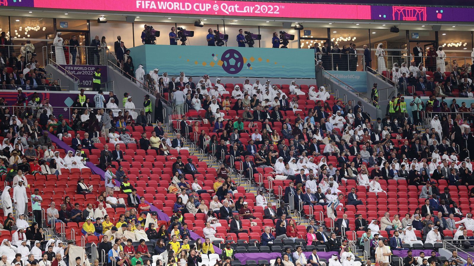 
                <strong>Mangelnde Fankultur in Katar</strong><br>
                Ein möglicher Grund für die ziemlich radikale Reaktion der Fans: Im Gastgeberland Katar herrscht nahezu keine Fußball-Fankultur. Somit ist fraglich, inwiefern die Einheimischen sich für die Spiele ihres Teams überhaupt wirklich interessieren. Waren viele von ihnen vielleicht nur mal zum Reinschnuppern im Stadion, ohne womöglich überhaupt alle Fußballregeln zu beherrschen?
              