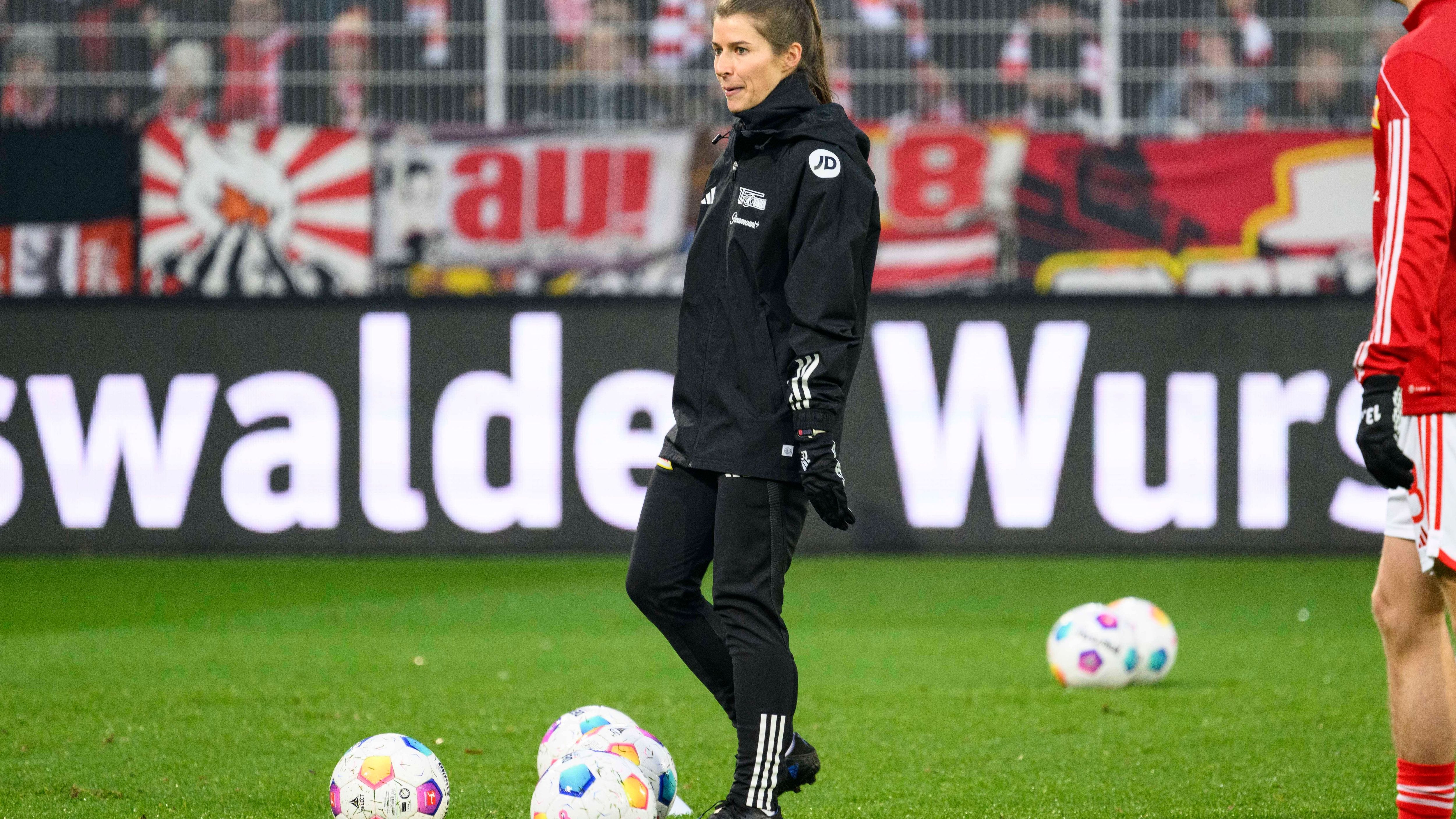 <strong>Marie-Louise Eta schreibt Bundesliga-Geschichte</strong><br>Eta hatte ihre Trainerkarriere im Nachwuchsleistungszentrum von Werder Bremen begonnen, nachdem sie ihre eigene Karriere als Fußballerin in Bremen beendet hatte. Im Frühjahr erhielt sie als einzige Lehrgangsteilnehmerin beim DFB die Pro-Lizenz.