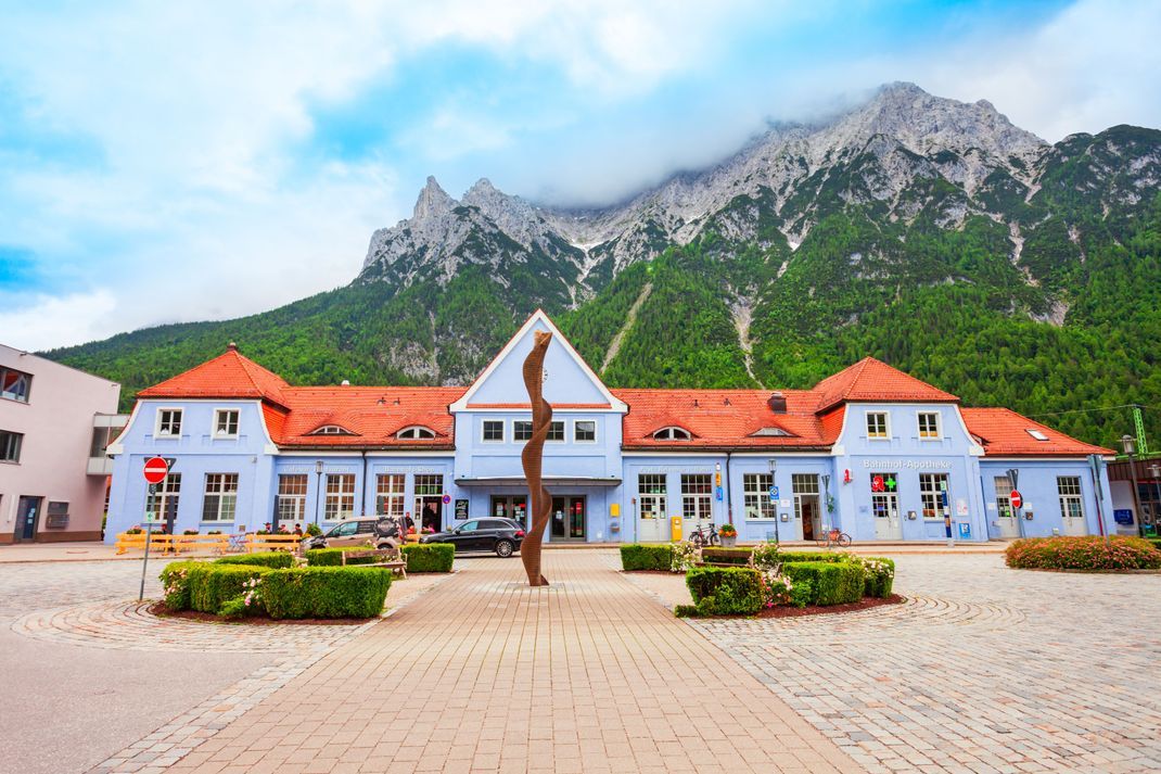 Der Bahnhof mit Blick auf die Berge in Mittenwald. © Adobe Stock