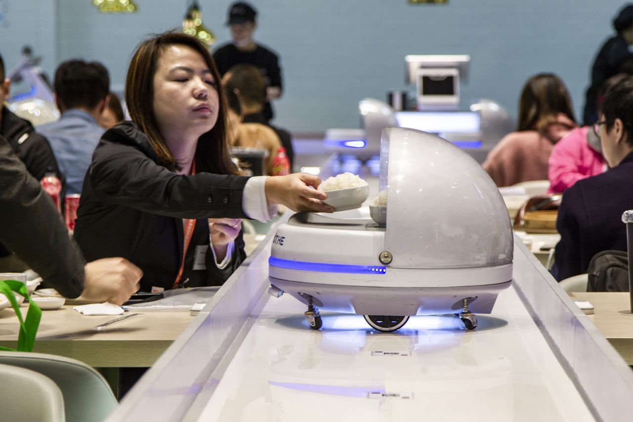Digitaler Service: In Shanghai bedienen im Hema-Supermarkt von Alibaba kleine Roboter die Restaurant-Gäste. Die rundlichen "Kellner" nehmen die Bestellung auf, bringen das Essen und kassieren.