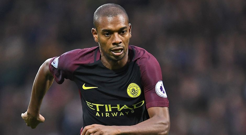 
                <strong>Fernandinho</strong><br>
                Die Leidenschaft von Fernandinho. Der 31-Jährige spielt aktuell an der Seite von Gündogan im Mittelfeld von Manchester City. "Er ist stark am Ball und er hat die Leidenschaft, die Drecksarbeit zu machen. Wenn du mit ihm spielst, weißt du das sehr zu schätzen. Er ist sehr wichtig für uns", erklärt Gündogan seine Wahl.
              