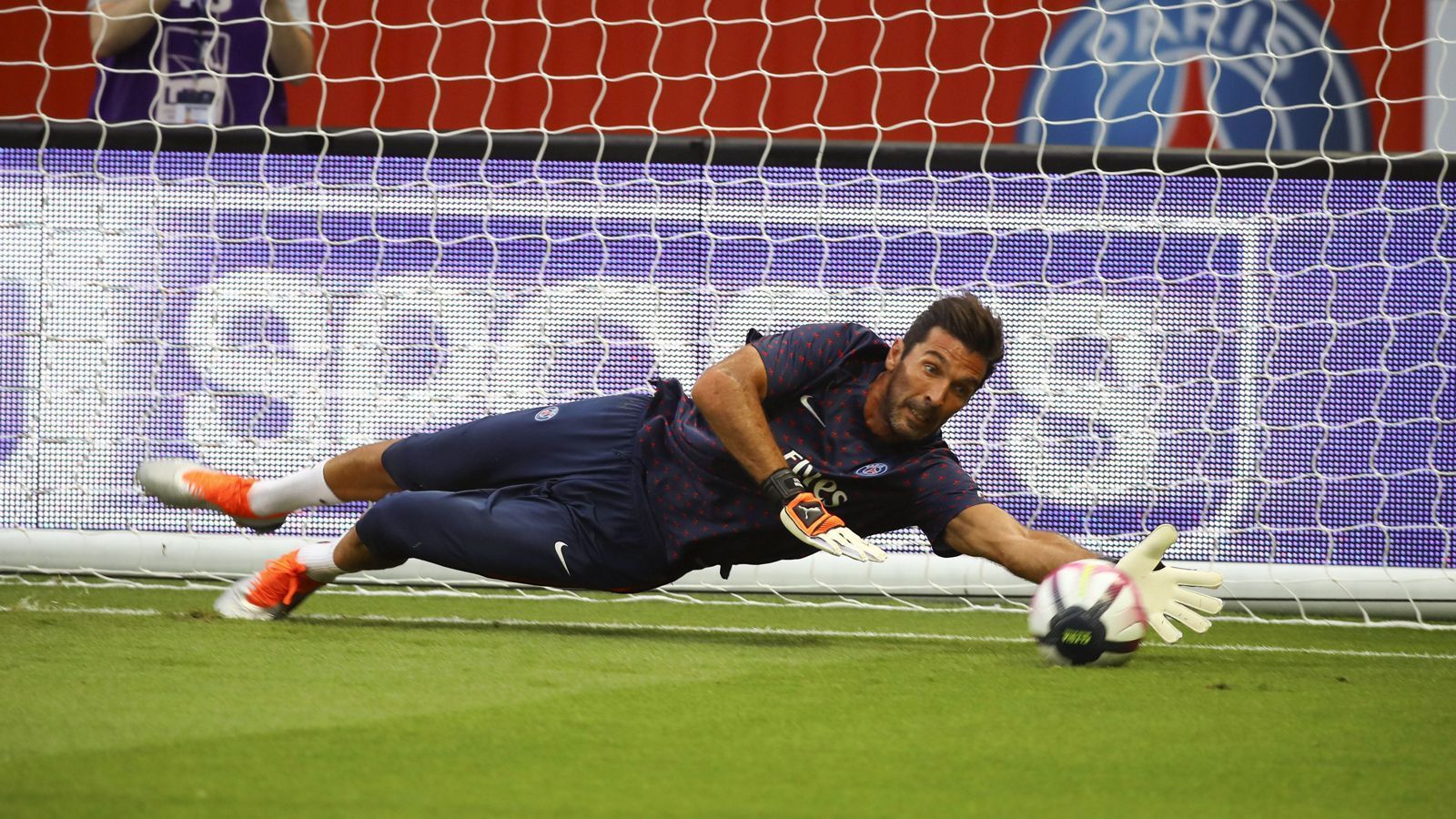 
                <strong>Gianluigi Buffon (Paris St. Germain)</strong><br>
                "Ich habe mich entschieden. Die Entscheidung ist nicht endgültig, aber ich habe Alphonse gesagt, dass er meiner Meinung nach in der Pole Position als Nummer eins steht", sagte PSG-Trainer Thomas Tuchel während der Länderspielpause. Bedeutet: Star-Neuzugang Gianluigi Buffon muss sich nun erst einmal mit dem Platz auf der Ersatzbank anfreunden - eine Perspektive, die der 40-jährige Italiener seit Jahrzehnten nicht mehr gewohnt ist, schließlich war er bei Ex-Klub Juventus sowie in der Nationalmannschaft stets gesetzt. Damit ist Buffon, immerhin unter anderem mehrmaliger italienischer Meister sowie Weltmeister, derzeit wohl der prominenteste Ersatzkeeper bei Europas Topklubs.
              