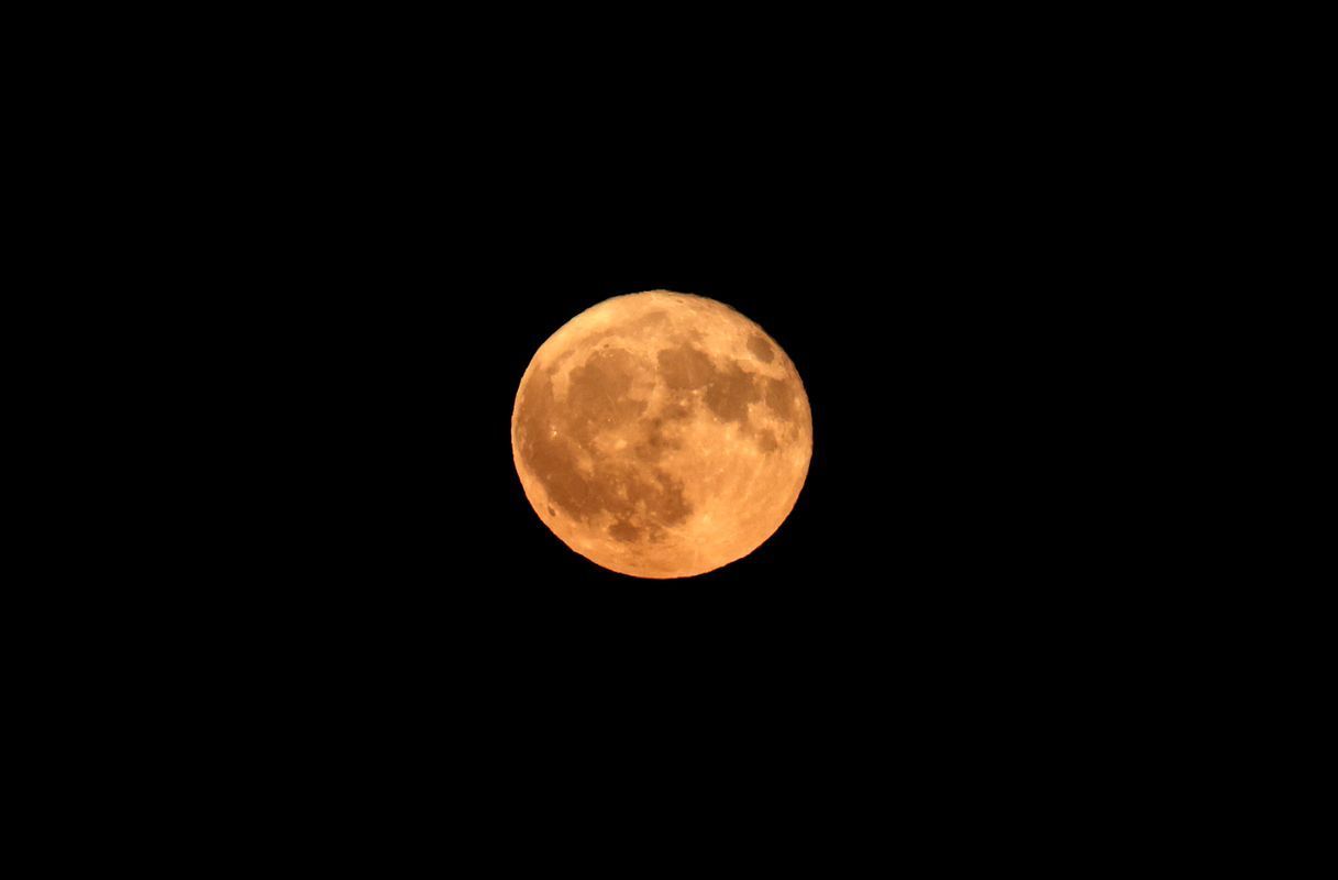 ... sondern stammt aus der nordamerikanischen Kultur. Indigene Völker benannten Vollmonde nach zeitlich zugehörigen Ereignissen. So kam der Vollmond im Juni durch die in dieser Zeit stattfindende Erdbeerernte zu seinem Namen.
