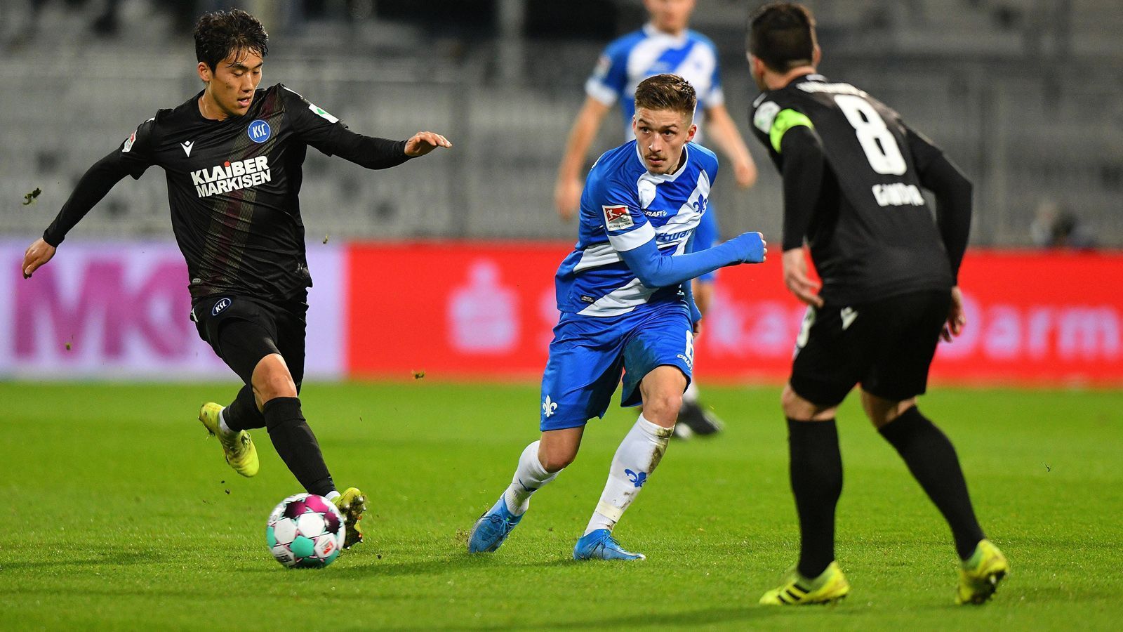 
                <strong>Platz 5: Karlsruher SC (39 Punkte)</strong><br>
                Das Restprogramm sieht aber noch Duelle mit dem Hamburger SV, Holstein Kiel und Greuther Fürth vor, sodass der Rückstand durchaus noch aus eigener Kraft aufgeholt werden könnte. Dennoch sind die Karlsruher wohl nur Außenseiter im Kampf um den Aufstieg. Aufstiegswahrscheinlichkeit: 10 Prozent
              