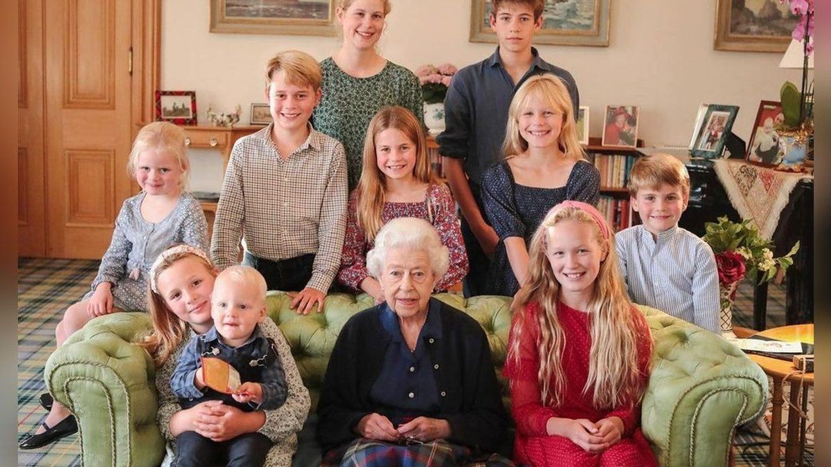 War hier Photoshop im Spiel? Umgeben von ihren Enkeln und Urenkeln: Queen Elizabeth II. im Sommer 2022 auf Schloss Balmoral.