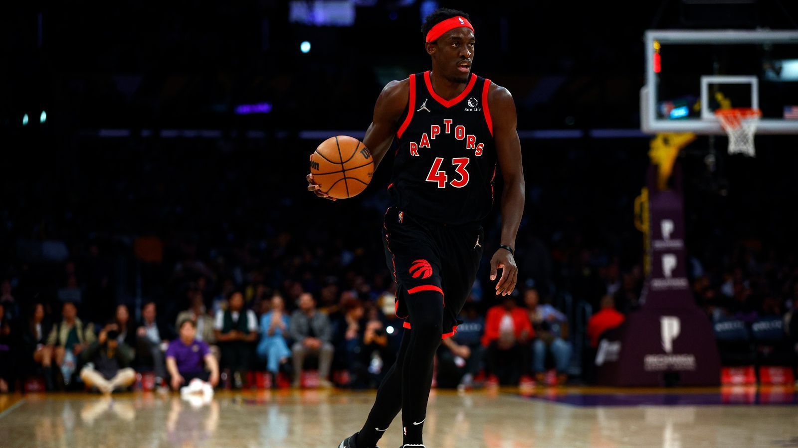 
                <strong>Toronto Raptors (Eastern Conference)</strong><br>
                &#x2022; Bilanz: 48-34 <br>&#x2022; Topscorer: Pascal Siakam mit 22,8 Punkten im Schnitt<br>&#x2022; NBA-Titel: 1 Titel (2019)<br>
              