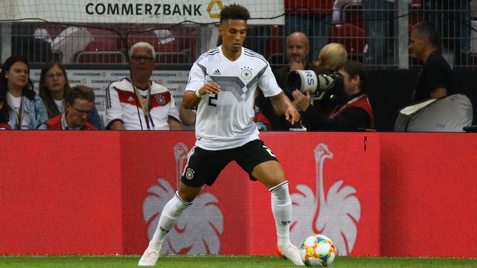 
                <strong>Thilo Kehrer</strong><br>
                Starkes Spiel auf rechts. Defensiv quasi gar nicht gefordert, kann sich der Ex-Schalker munter ins Offensivspiel einschalten. Bereitet die Führung mit einem schönen Direktpass vor. Auch sonst mit einigen guten Aktionen. In der zweiten Halbzeit nicht mehr ganz so dynamisch und effektiv. ran-Note: 3
              