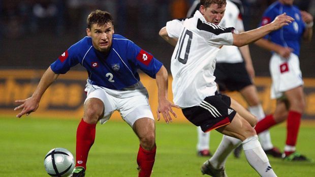 
                <strong>Branislav Ivanovic (Serbien)</strong><br>
                Branislav Ivanovic (Serbien): Der Defensiv-Allrounder führte die serbische U21 im Jahr 2007 als Kapitän überraschend bis ins Endspiel gegen die Niederlande. Damals spielte der 23-Jährige noch für Lokomotiv Moskau. Im Endspiel hatten die Serben übrigens trotz der heutigen Chelsea-Stütze Ivanovic keine Chance und unterlagen mit 1:4 gegen das Oranje-Team.
              